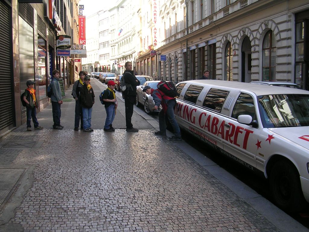 09 - Po Praze je zdarma MHD včetně limuziny.JPG
